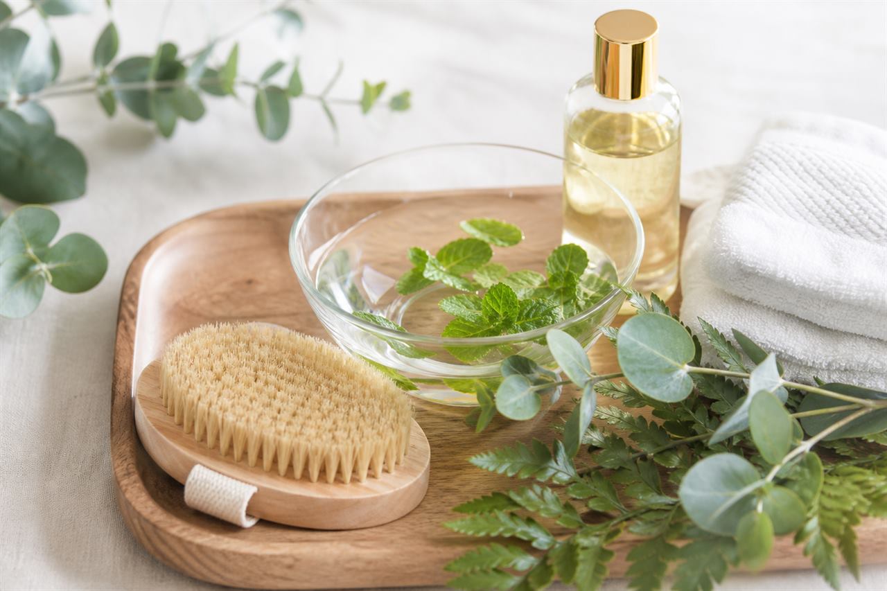 Sessão de drenagem linfática corporal com movimentos suaves nas pernas